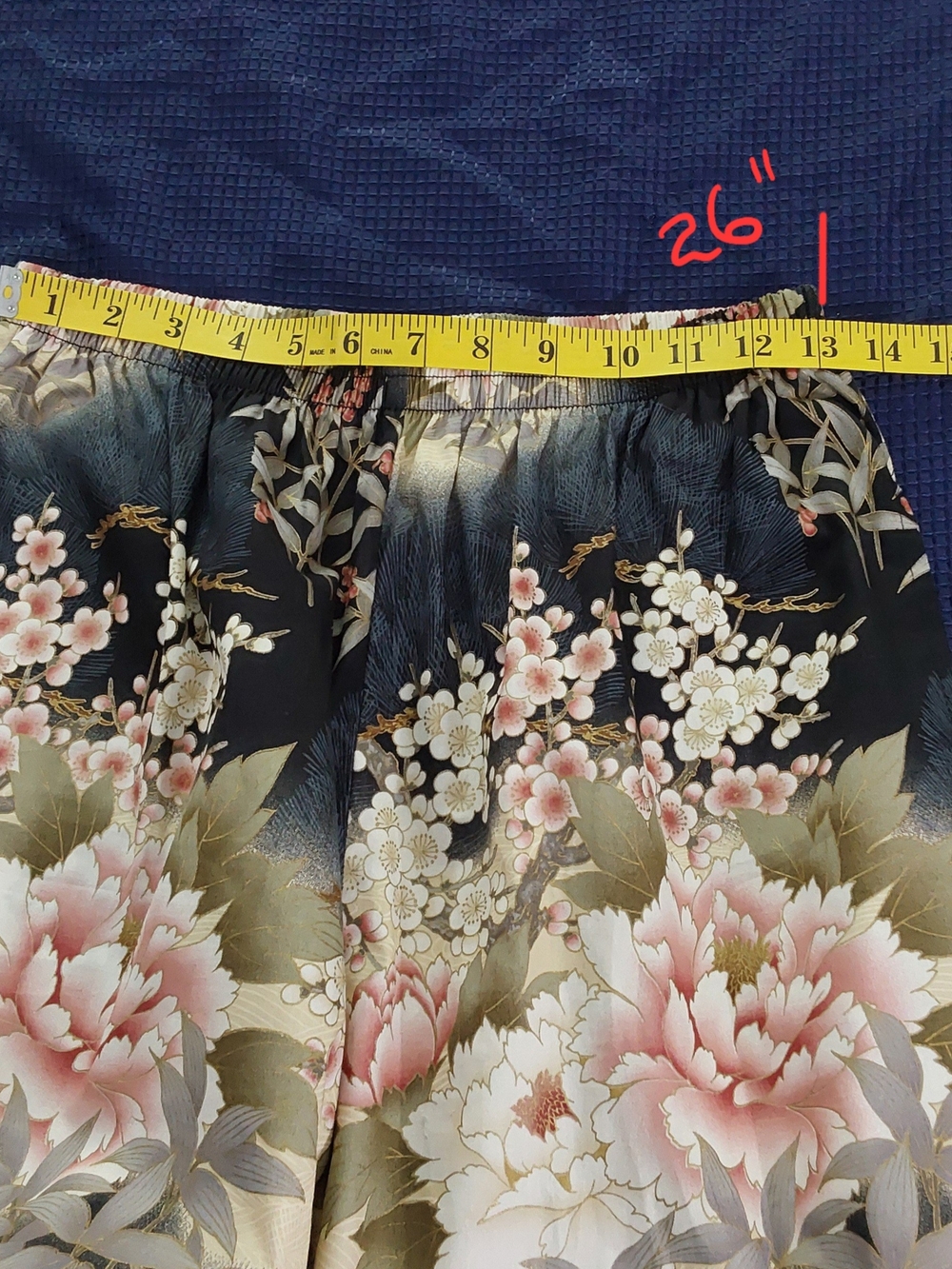 Floral Print Women's Capris with Pink Bloom - Picture 4 of 7